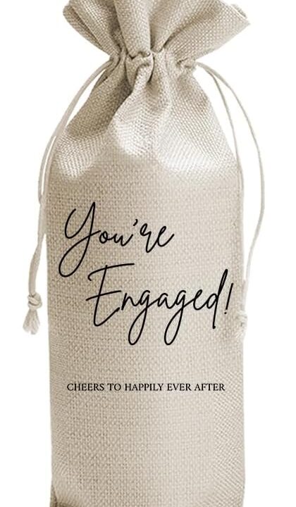 Engegement Wine Gift Bag Married Gifts for Bride Groom, Bridal Shower Couples Her Him, Engagement Wedding Party Decorations, Newlywed Gift, 1 Pcs Burlap Wine Bottle Cover Bag