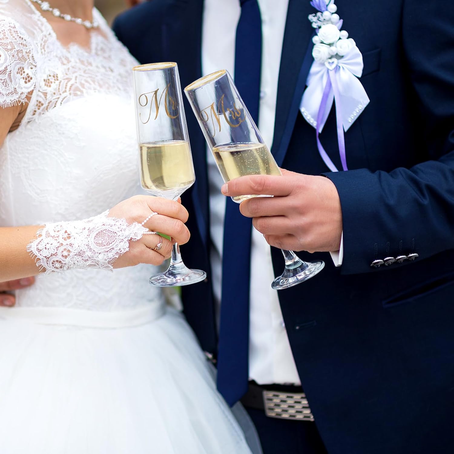 Mr and Mrs Champagne Flutes, Wedding Cake Cutting Set of 6, Bride and Groom Champagne Glasses, Wedding Cake Knife and Server Set, Bridal Shower Gift, Engagement for Couple Newlyweds