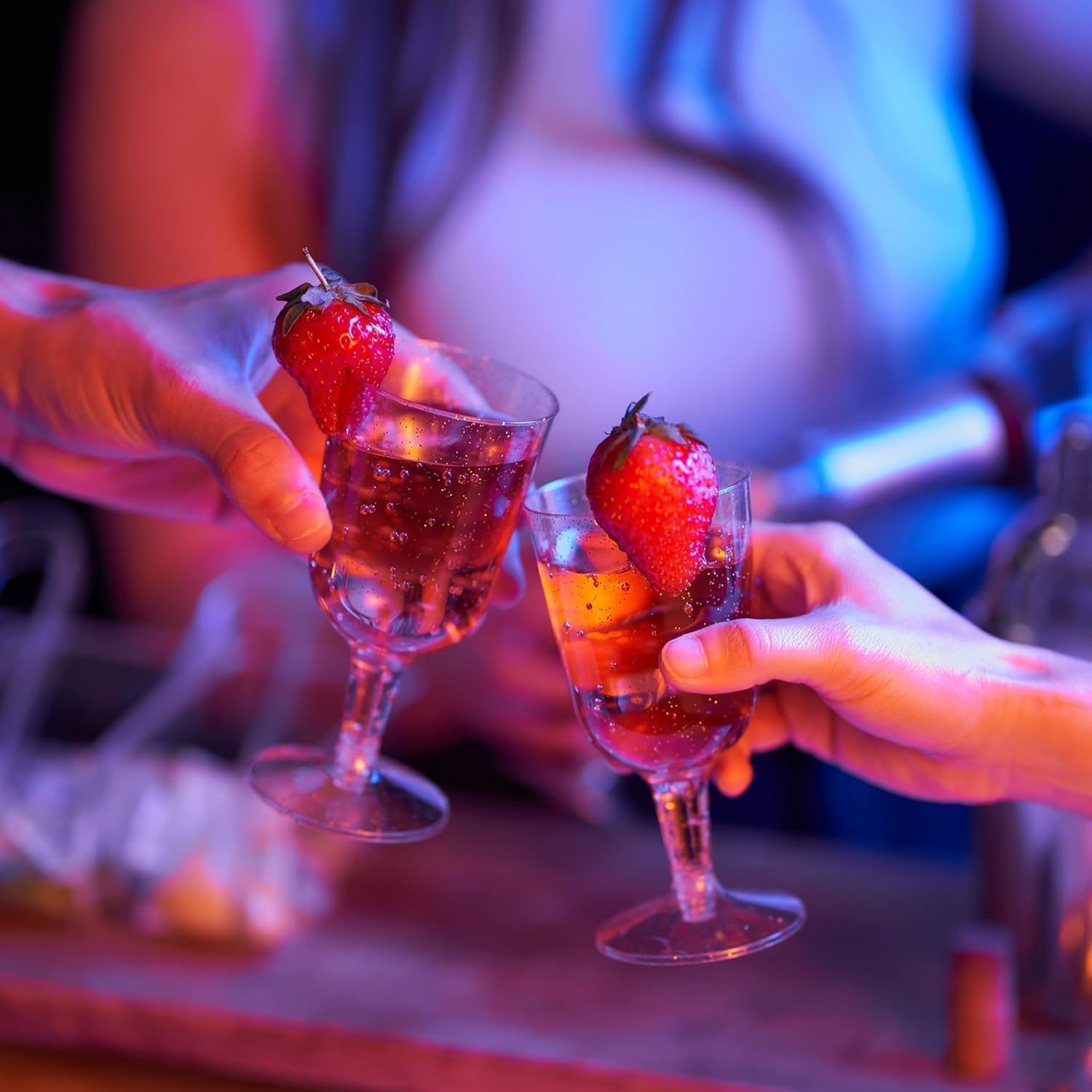 MATANA 50 Gold Glitter Plastic Wine Glasses for Weddings, Birthdays, Bridal Shower & Parties, 6oz – Sturdy & Reusable