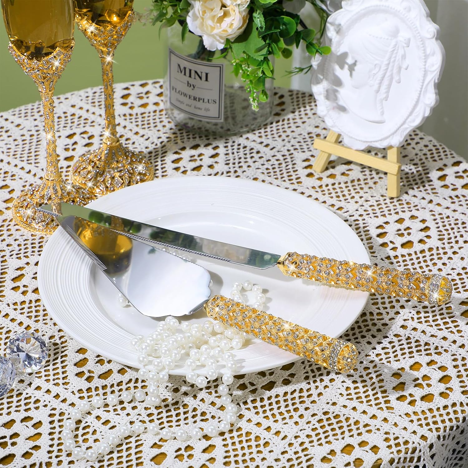 Sratte 4 Pcs Wedding Cake Knife and Champagne Flutes Server Set, Toasting Crystal Rhinestone Champagne Flutes Glasses Cake Knife Pie Server Wedding Gifts for Couple Bride Groom (Gold,Elegant)