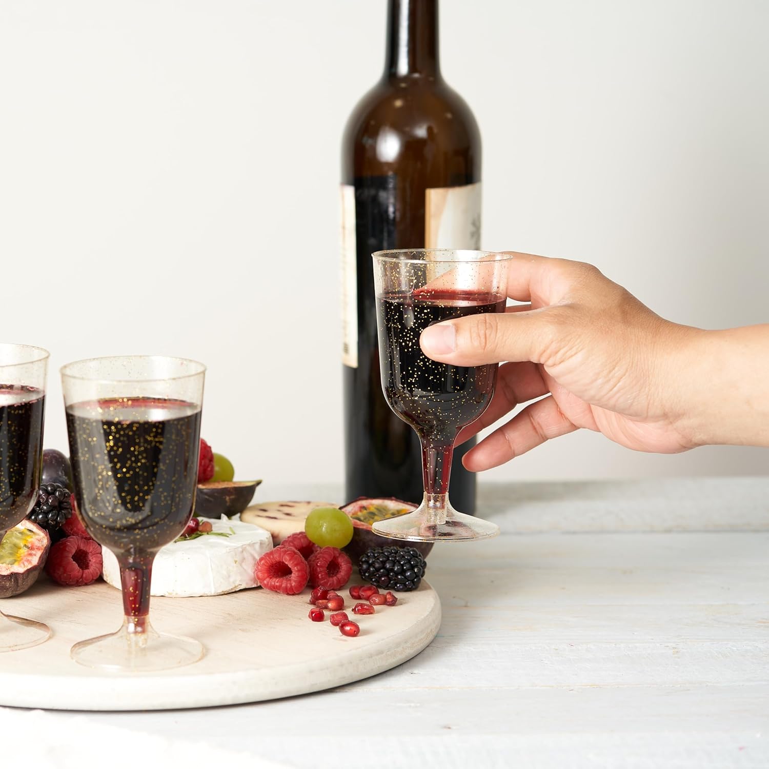 MATANA 50 Gold Glitter Plastic Wine Glasses for Weddings, Birthdays, Bridal Shower & Parties, 6oz – Sturdy & Reusable