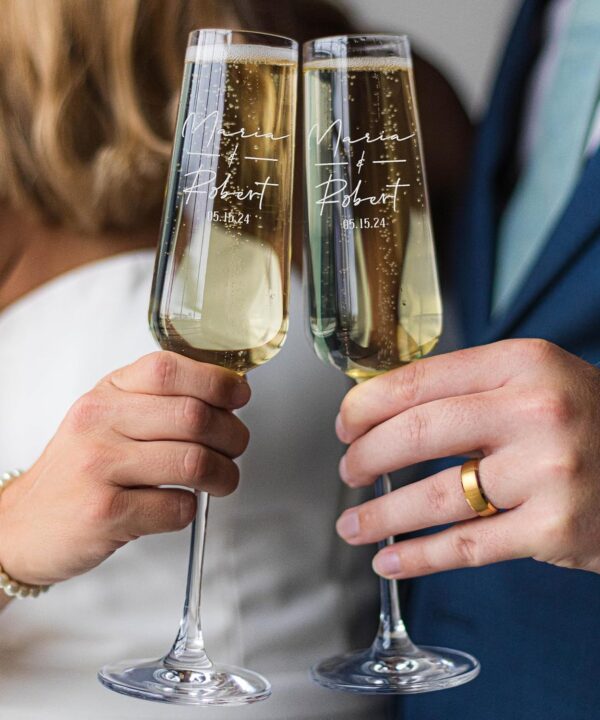 Personalized Wedding Champagne Flutes, Mr and Mrs Toasting Glasses for Bride and Groom, Engraved Name & Date, Customized Gifts for Couples, Husband and Wife, Newlyweds, Engagement, Wedding Favors
