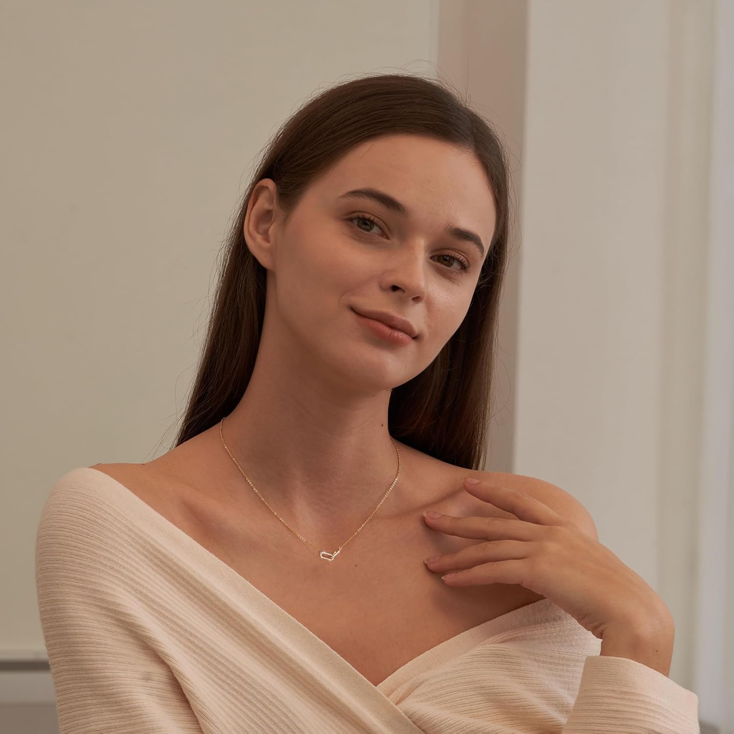 Freekiss Gold Pendant Necklace for Women, Dainty Diamond Necklaces for Women Simple 14K Gold Plated Paperclip Choker Necklaces Cute Minimalist Open Oval Necklaces Gold Jewelry for Women Gifts