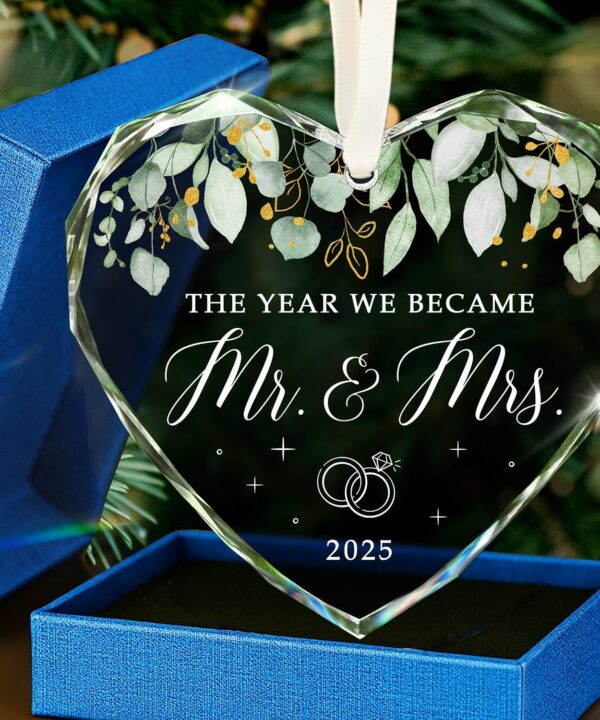 HEXMOZ Wedding Gifts for Couples 2025 - Mr and Mrs Gifts - Bridal Shower Gift, Wedding Ideas for Newly Wed, Bride, Future Mr Mrs - Just Married Glass Ornament 2025, 1st Married Couple Christmas Decor