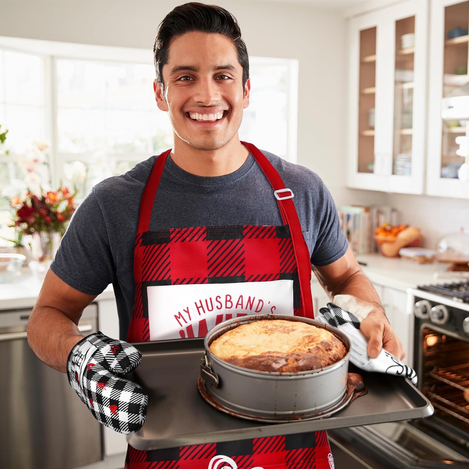 Xtinmee Christmas Mr and Mrs Aprons for Couples Bridal Shower Gifts Towel Oven Mitt Pot Holder Wedding Kitchen